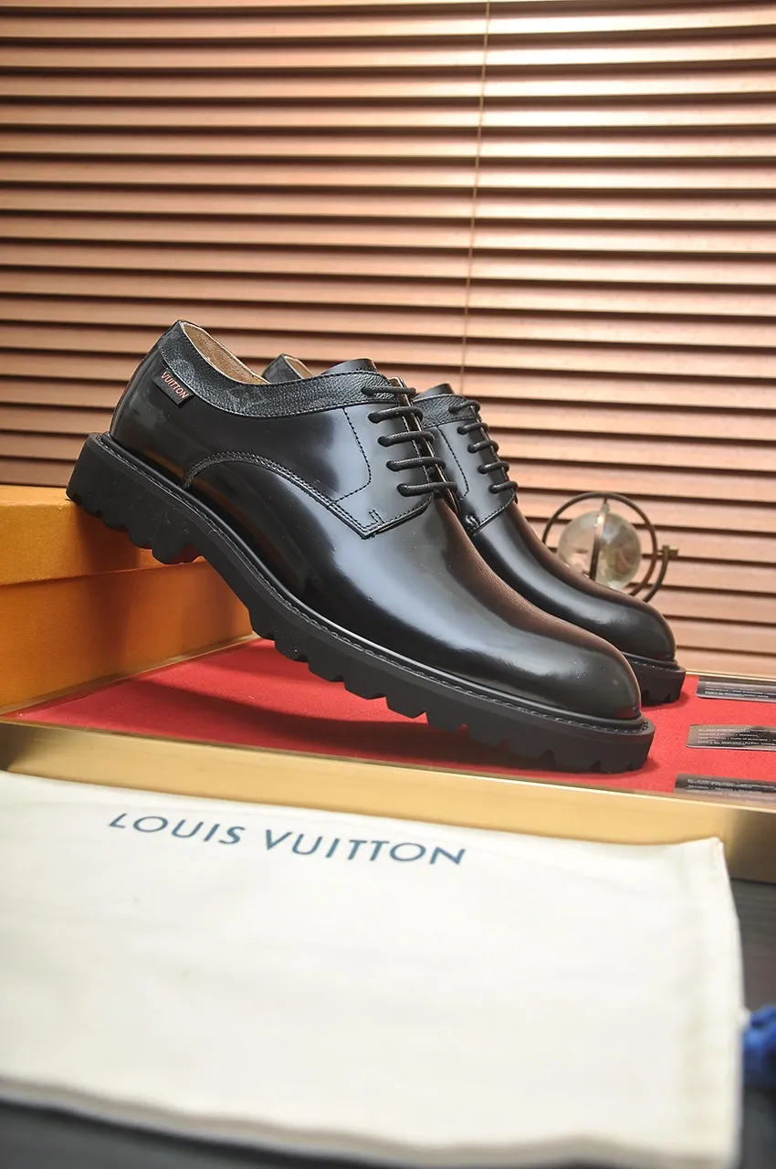 Men's men's shoes 💰560💶 [LV] (original single cowhide lining) 🍀LV's latest genuine leather business suit shoes are launched simultaneously on the official website. The first-layer cowhide imported from Italy is made of heavy gold, 💥1:1 rubber outsole from the official website. Versatile to wear, high-end without losing class, and the color combination is extraordinary. This four-season style is alluring when worn on your feet, showing off your big-name flair. Standard code 38-44 (45 customized)